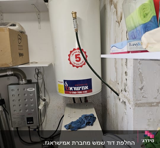דוד שמש עם צינור מחובר ותווית אחריות